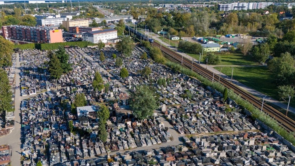 Działania kontrolno-prewencyjne „Bezpieczny weekend” – policjanci dbają o bezpieczeństwo w rejonie nekropolii
