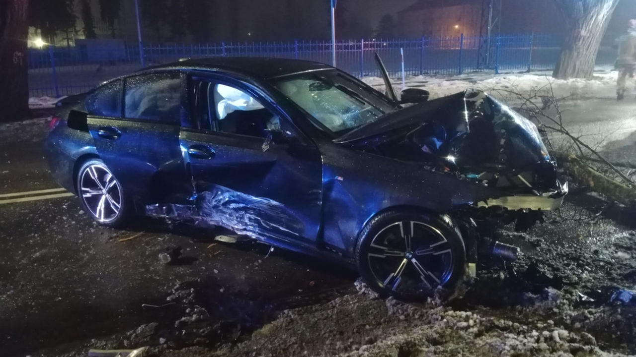 Stracił panowanie nad BMW i uderzył w drzewo. Kierowca miał ponad 2 promile alkoholu w organizmie