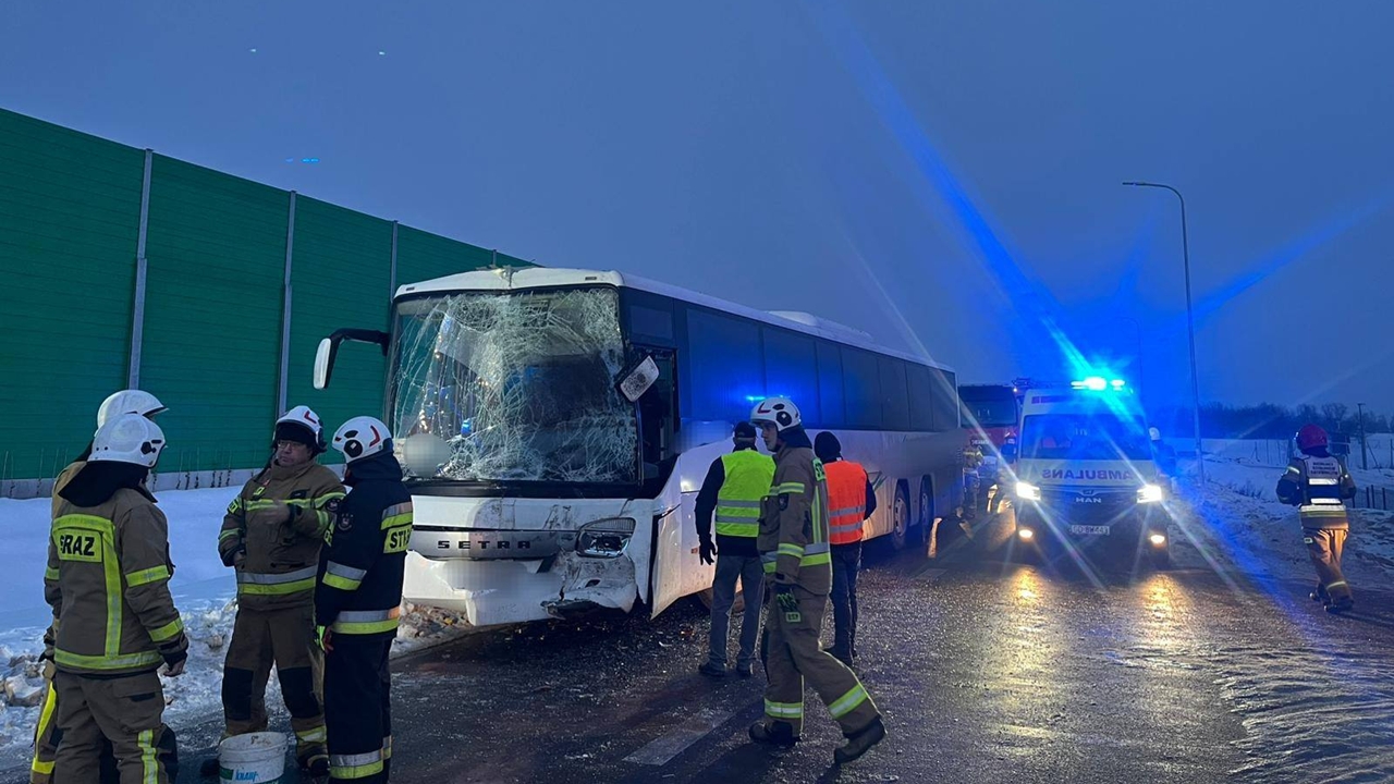 Zderzenie dwóch autokarów w rejonie Kroczewa. Są ranni, utrudnienia w ruchu