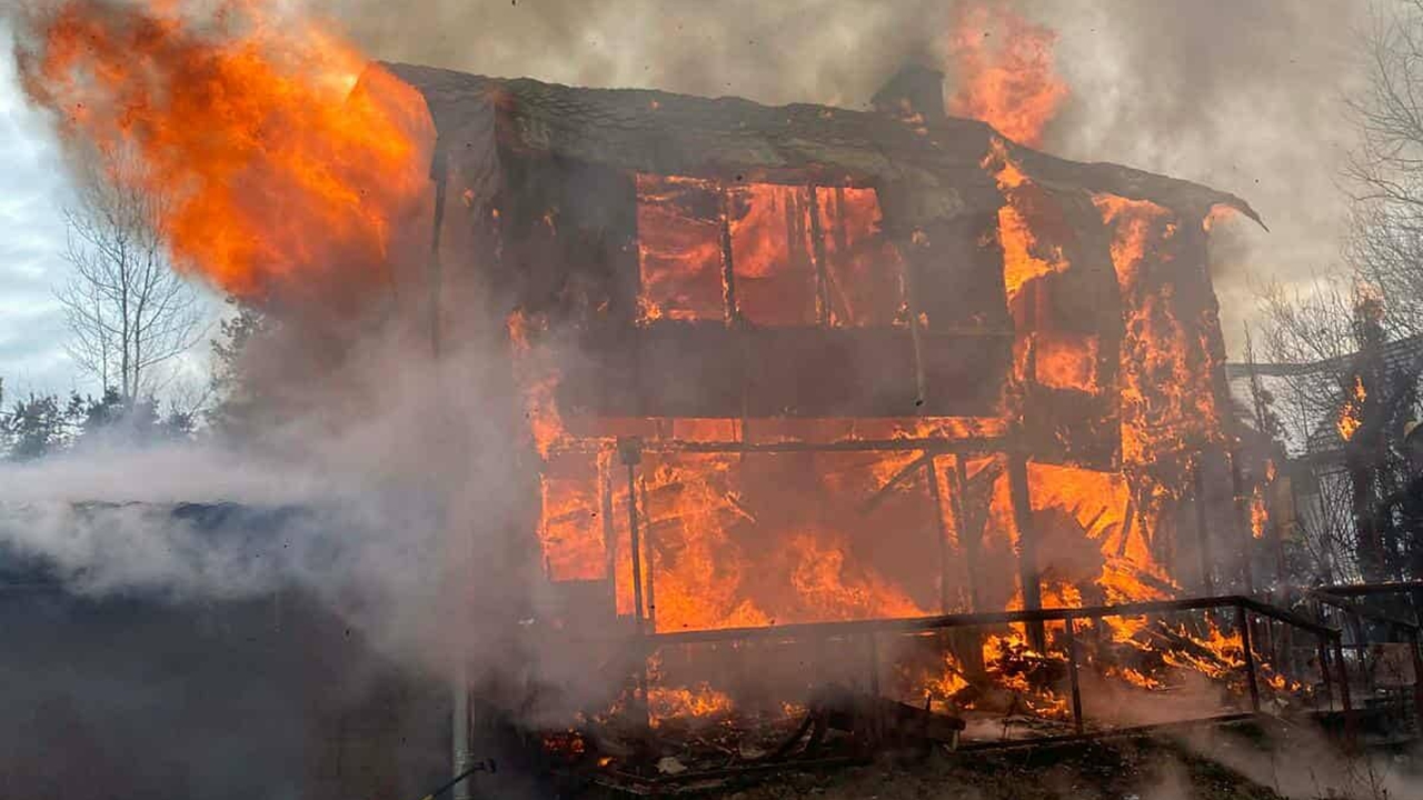 Pożar budynku mieszkalnego w Ludwinowie. Na miejscu liczne zastępy straży pożarnej