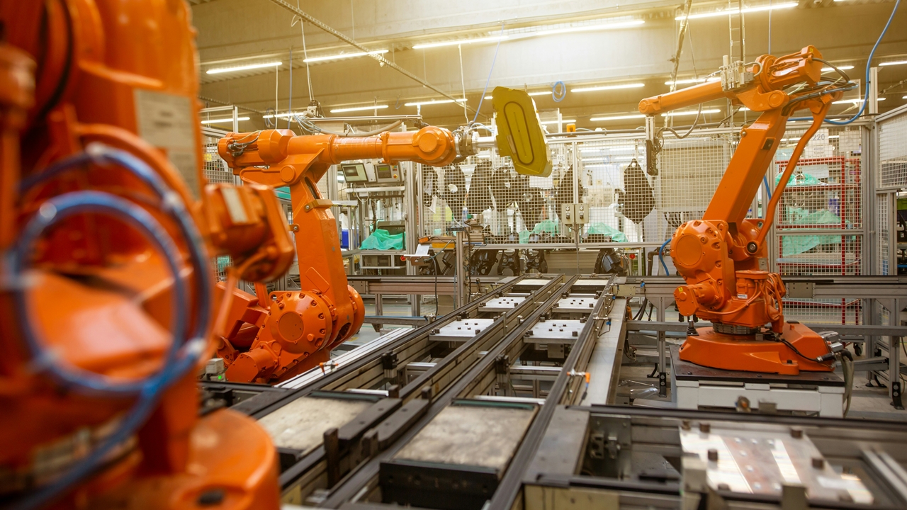 Jak zwiększyć niezawodność maszyn w zakładzie? Kluczowa rola wyłączników silnikowych i wibratorów przemysłowych w utrzymaniu ruchu