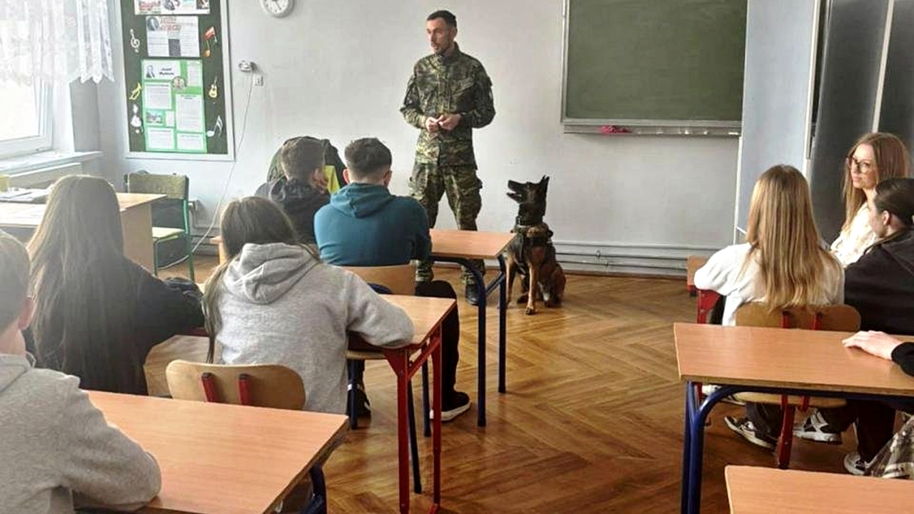 Funkcjonariusze PSG Warszawa-Modlin z wizytą w szkole – o służbie, edukacji i świadomych wyborach