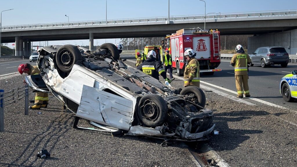 Dachowanie na S7 w Zakroczymiu. 22-latek ukarany mandatem