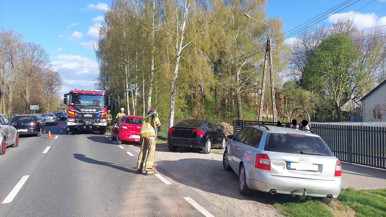 Kolizja trzech pojazdów w Kazuniu Nowym