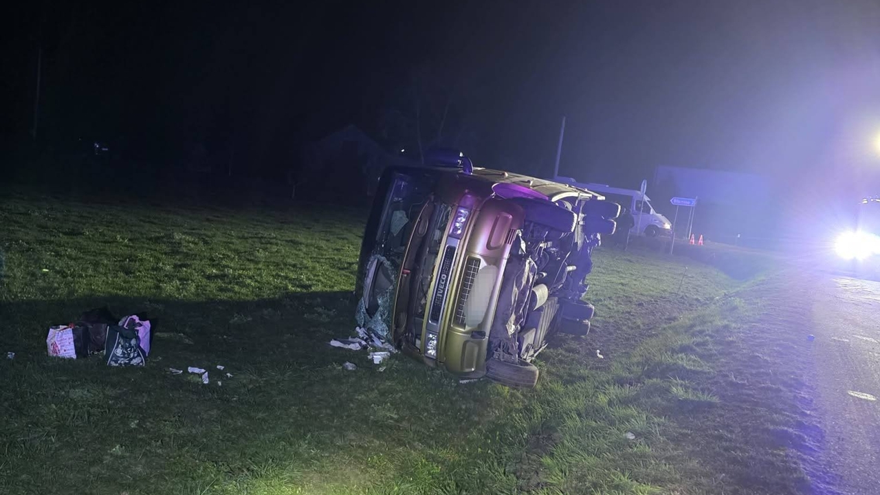 Nocny wypadek w gminie Baboszewo. Bus z 16 osobami w rowie. Na miejscu śmigłowiec LPR