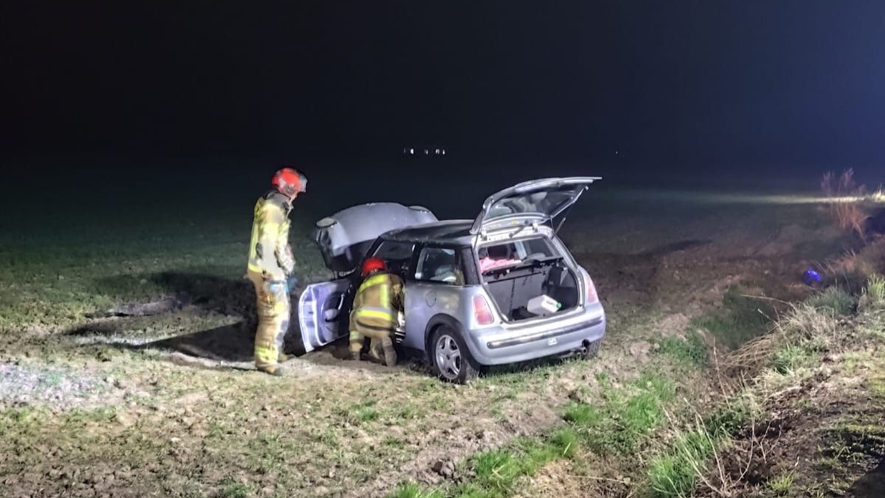Dachowanie samochodu między Pieścidłami a Kamienicą. Kierowca trafił do szpitala