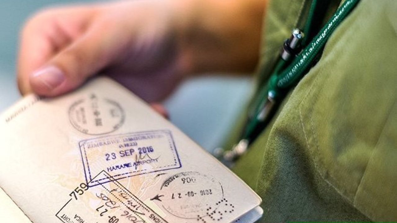 Obywatel Indii z przerobionymi dokumentami zatrzymany na lotnisku Warszawa-Modlin