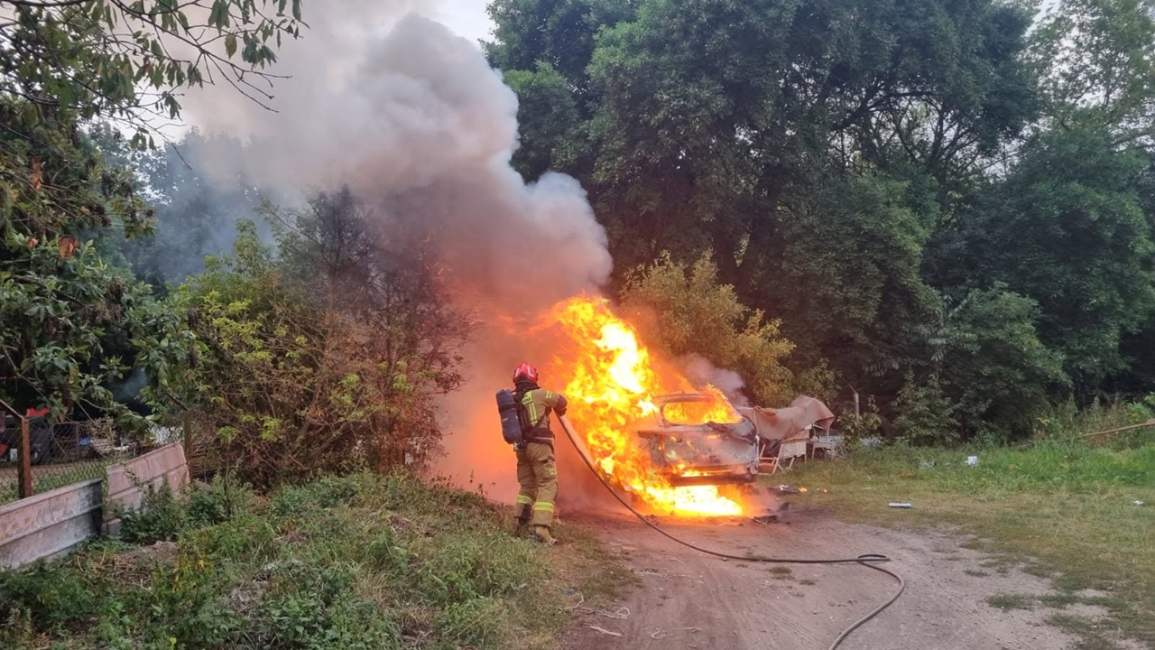 Pożar samochodu na ul. Wojska Polskiego. Na miejscu strażacy