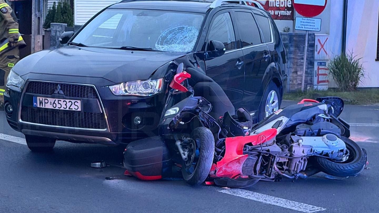Zderzenie auta z motocyklem w Pomiechówku. Dwie osoby ranne, na miejsce przyleciał LPR