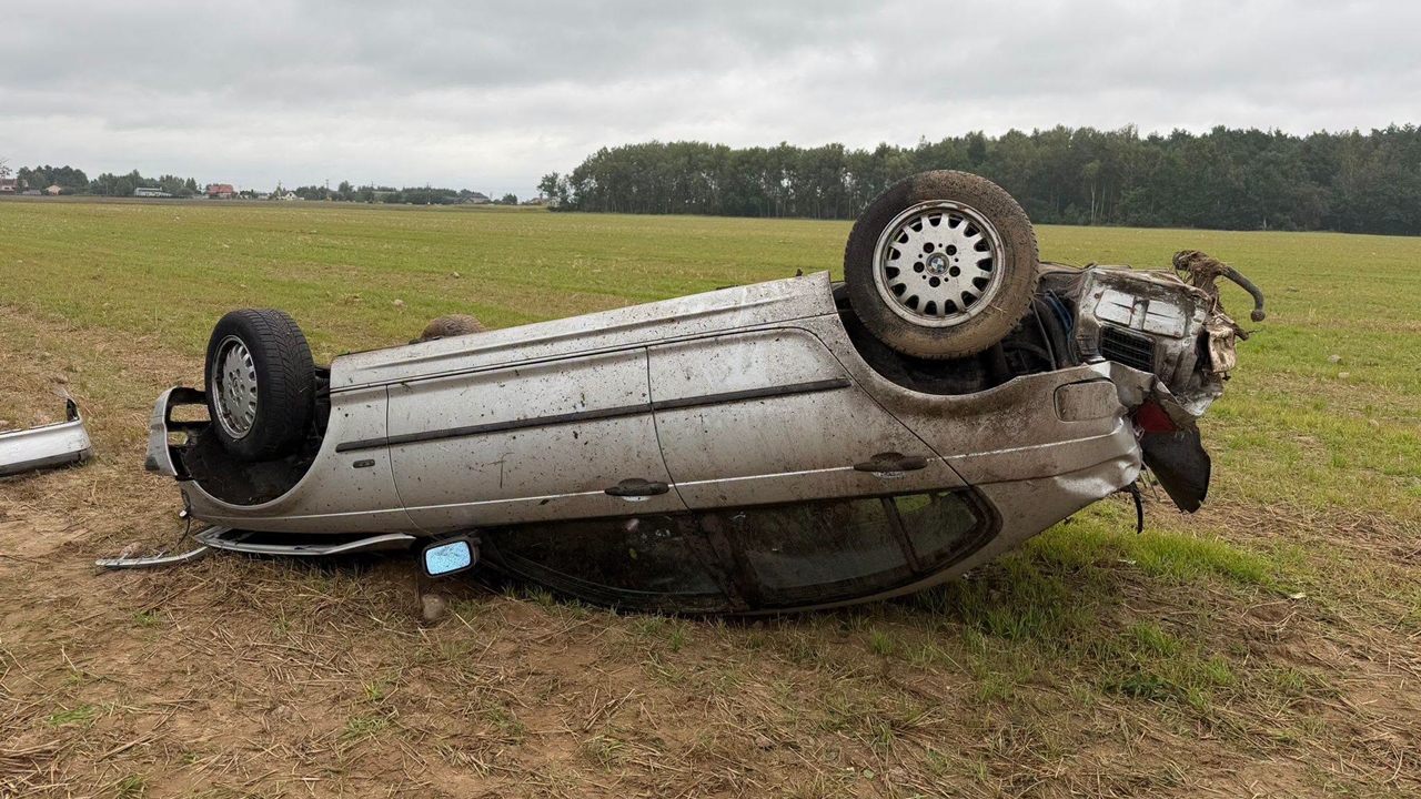 Dachowanie BMW w Baboszewie. 18-latek trafił do szpitala