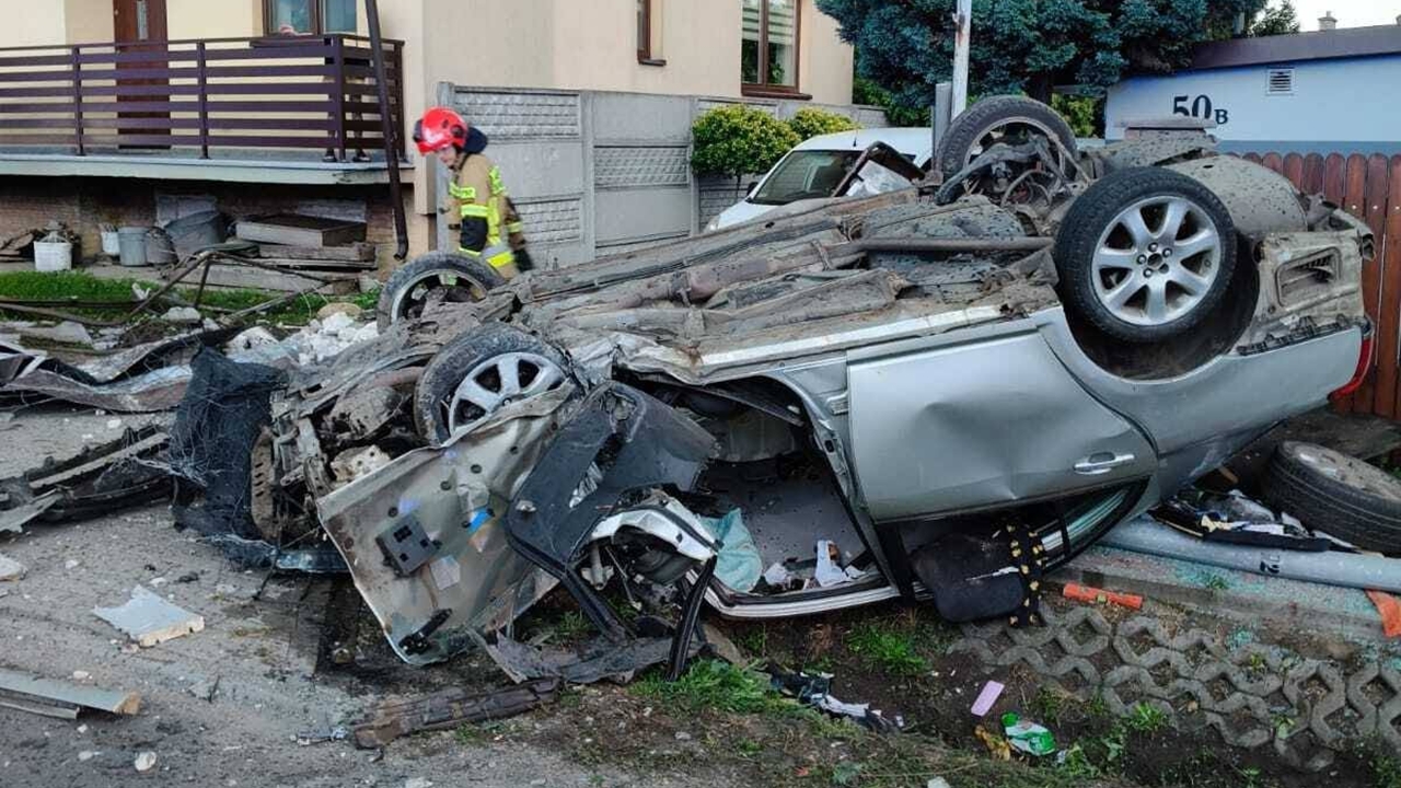Dachowanie Toyoty w Zakroczymiu. Kierowca miał sądowy zakaz prowadzenia