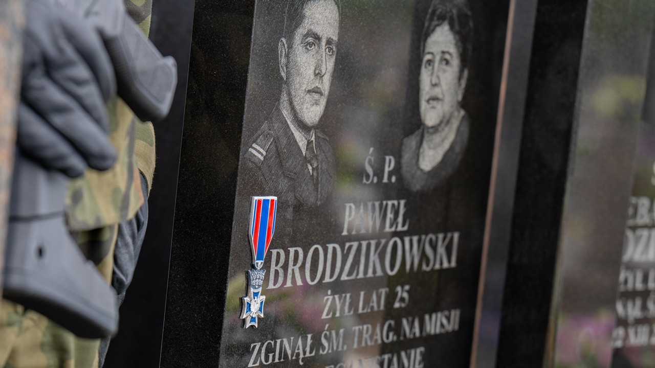 Grób śp. kpr. Pawła Brodzikowskiego w Nasielsku oznaczony insygniami Orderu Krzyża Wojskowego