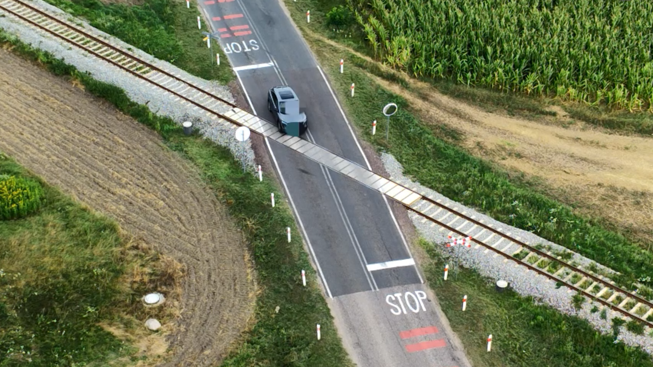 Policyjny dron ponownie nad przejazdem w Kaczorowach. Kierowcy ignorowali znak STOP