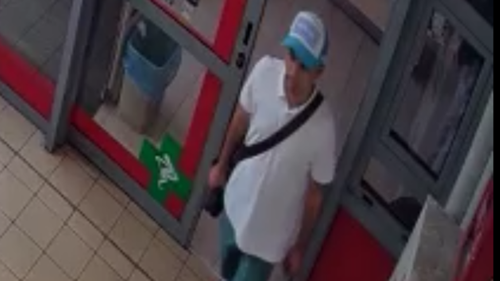 żabole szuka dwóch mężczyzn podejrzewanych o kradzież portfela. Do zdarzenia doszło w nowodworskim supermarkecie