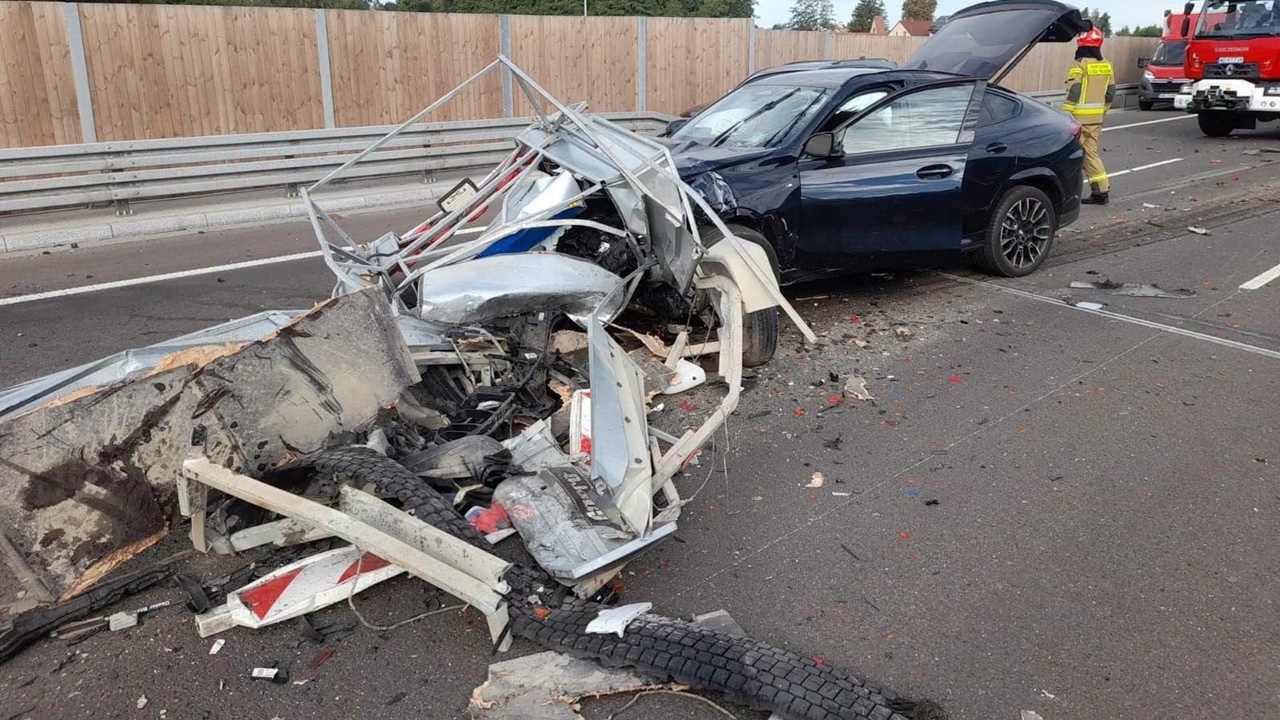 Zasnął za kierownicą na S7. BMW uderzyło w pojazd zabezpieczający roboty drogowe