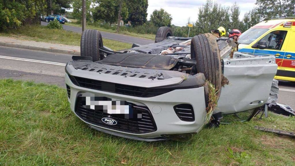 Wypadek na DW 705. Ford zderzył się z autobusem.