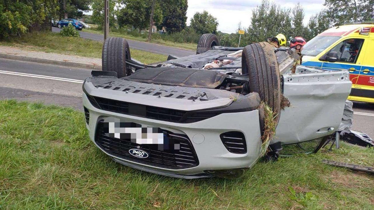 Wypadek na DW 705. Ford zderzył się z autobusem, na miejsce leci LPR