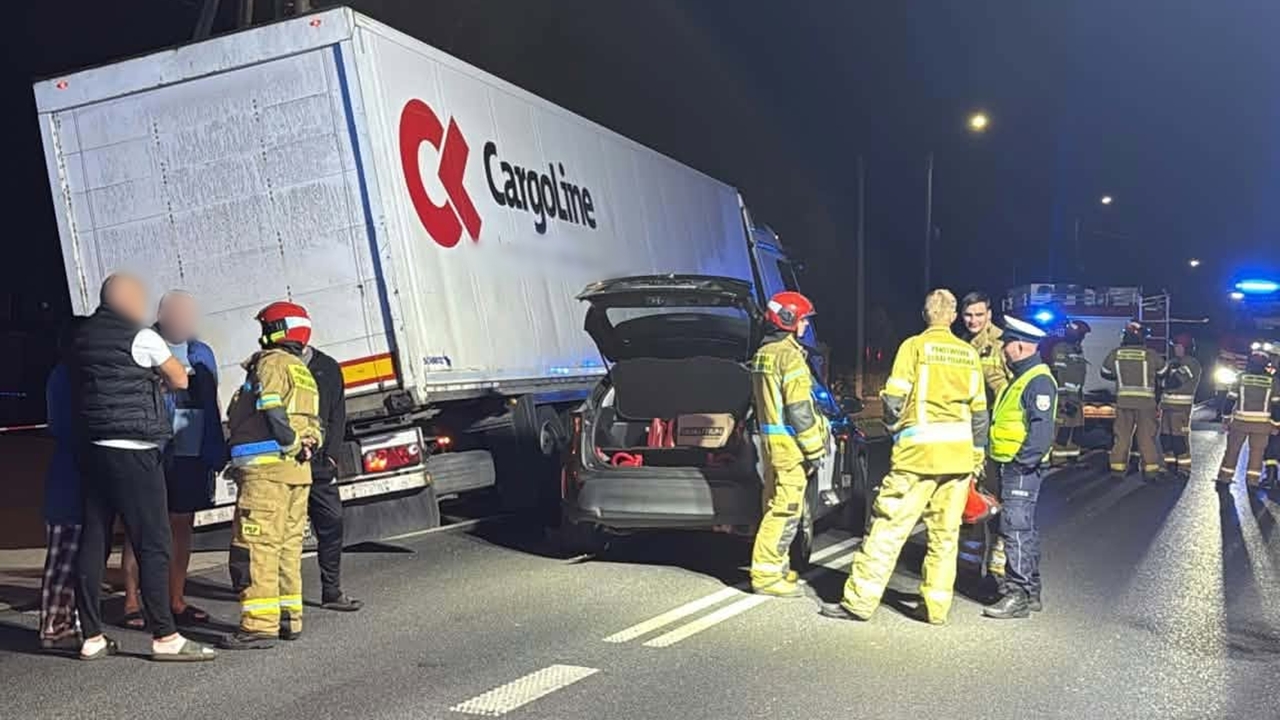 Wypadek na DK62. Ciężarówka uderzyła w Toyotę. 20-latka trafiła do szpitala