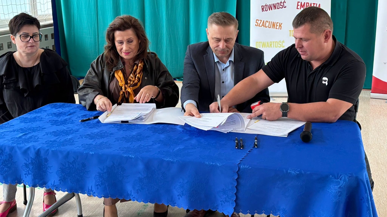 Ponad 1,4 mln zł na rozbudowę Zespołu Placówek Edukacyjnych w Nowym Dworze Mazowieckim. Podpisano umowy