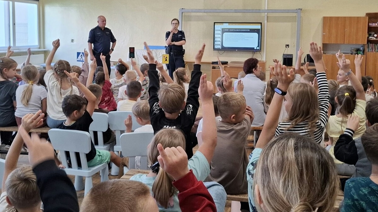 Bezpieczeństwo na drodze to priorytet. Pułtuscy dzielnicowi odwiedzają kolejne szkoły