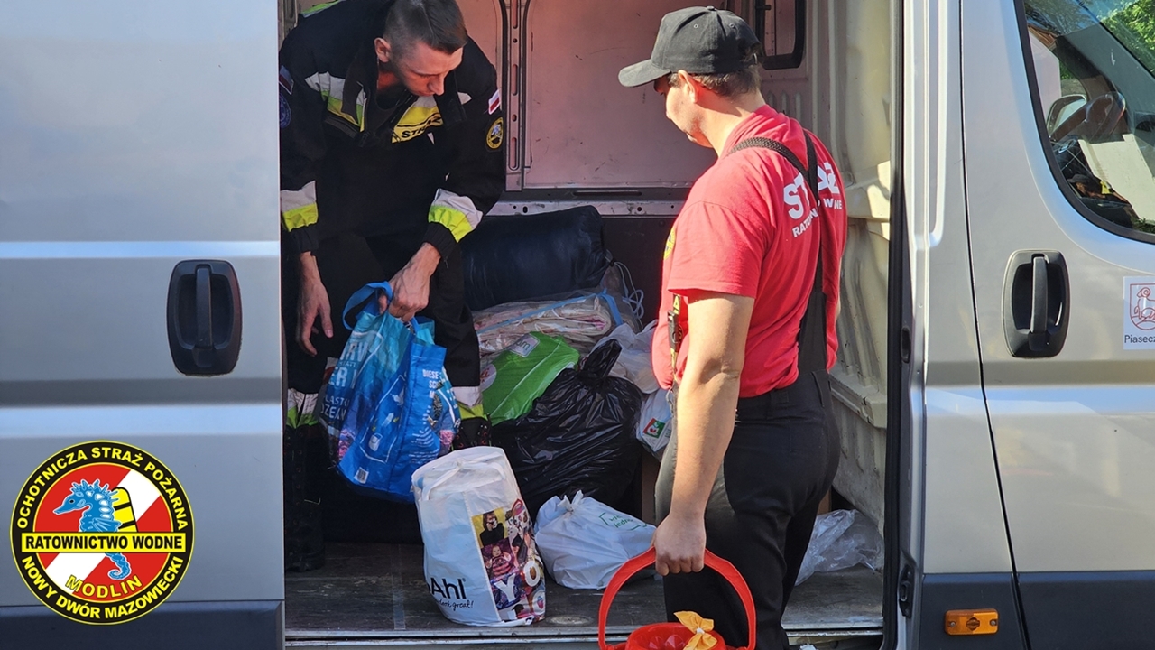 Trzy samochody pełne darów ruszyły z Nowego Dworu. Strażacy wspominają dramatyczną misję
