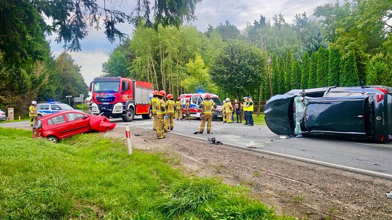 Zderzenie dwóch samochodów na DW 615. Dwie osoby trafiły do szpitala