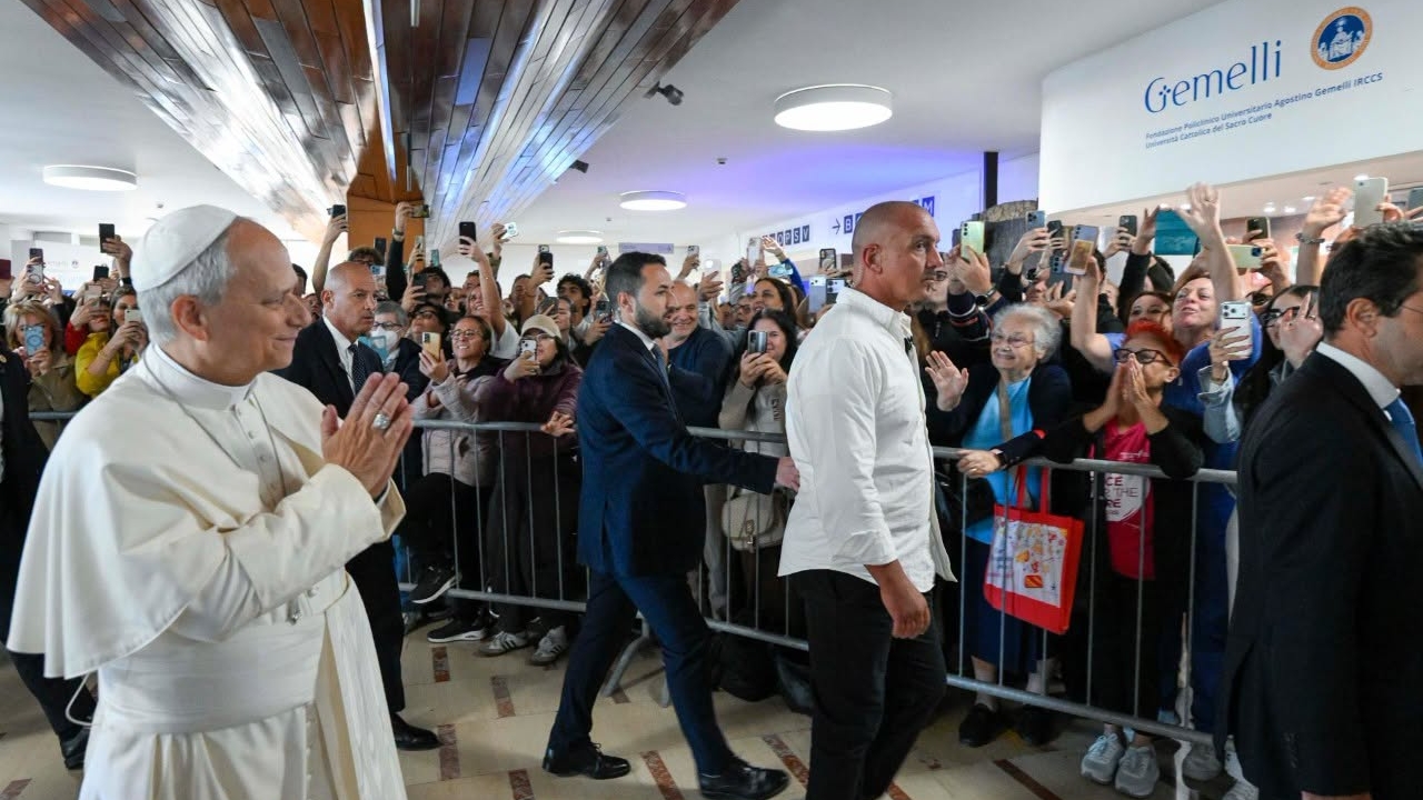 Papież Leon XIV przeszedł operację. Watykan przekazał najnowszy komunikat