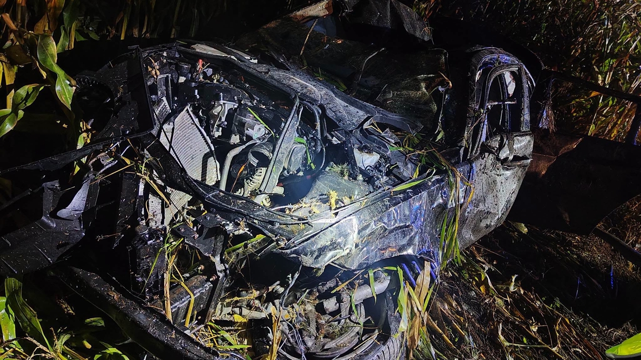 Tragiczny wypadek pod Płońskiem. Nie żyje 24-latek, BMW dachowało do zbiornika
