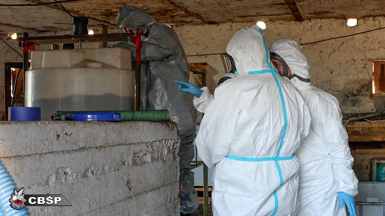 Ponad 1,6 tony klofedronu zabezpieczone w Kędzierzawicach przez CBŚP. Trzy osoby w areszcie