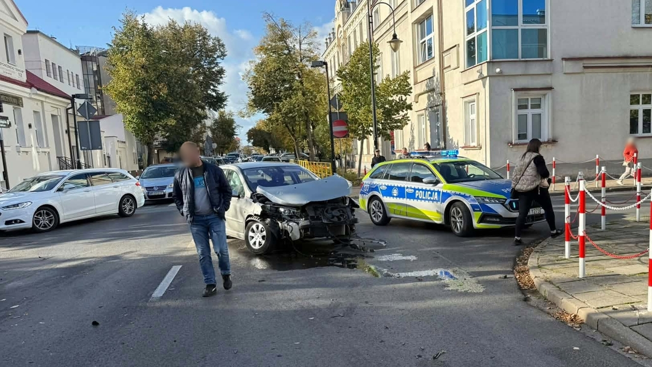Zderzenie czterech pojazdów w Płocku. Jedna z kierujących trafiła do szpitala