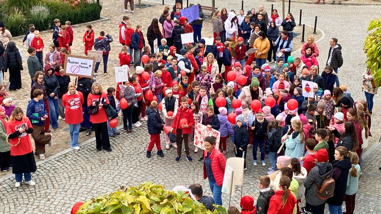Czerwony Marsz Przeciwko Przemocy w Zakroczymiu. Uczniowie powiedzieli głośne „STOP!”