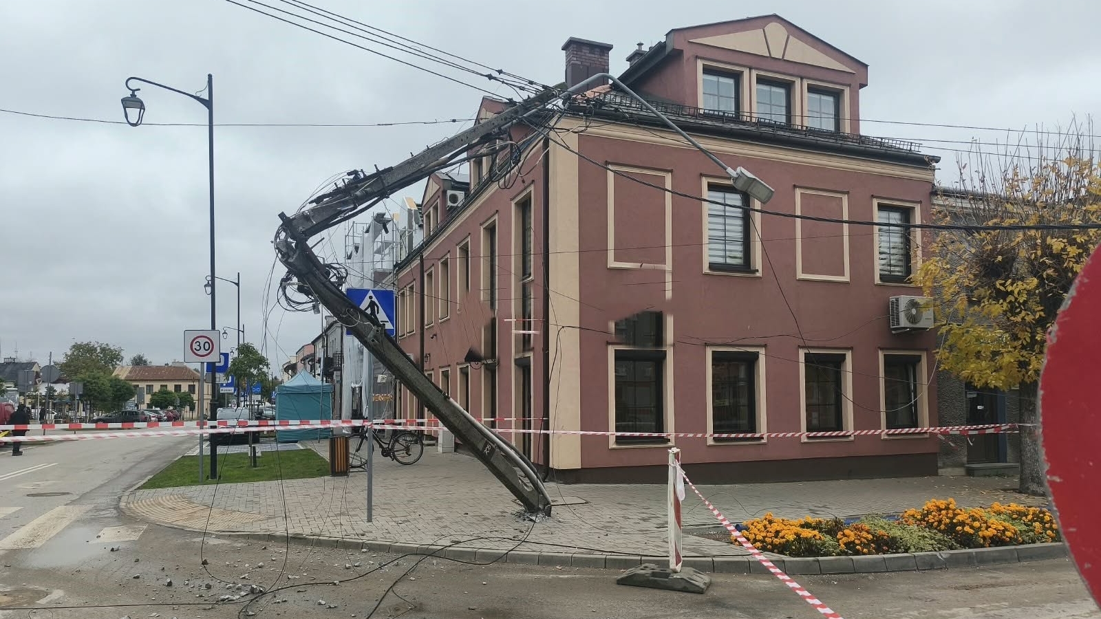 Ciężarówka uszkodziła słup energetyczny w Nasielsku. Interweniowały służby