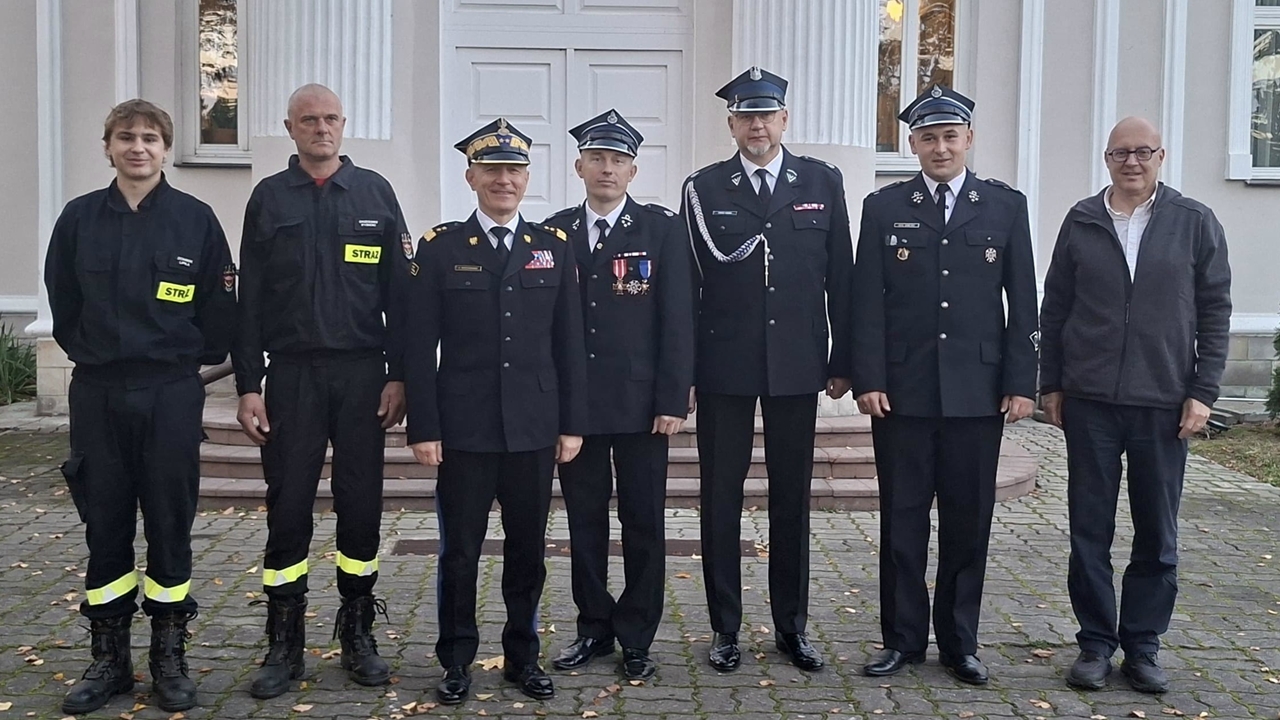 Były Komendant Główny PSP z wizytą w OSP RW Ślężany. Oddano hołd poległym strażakom