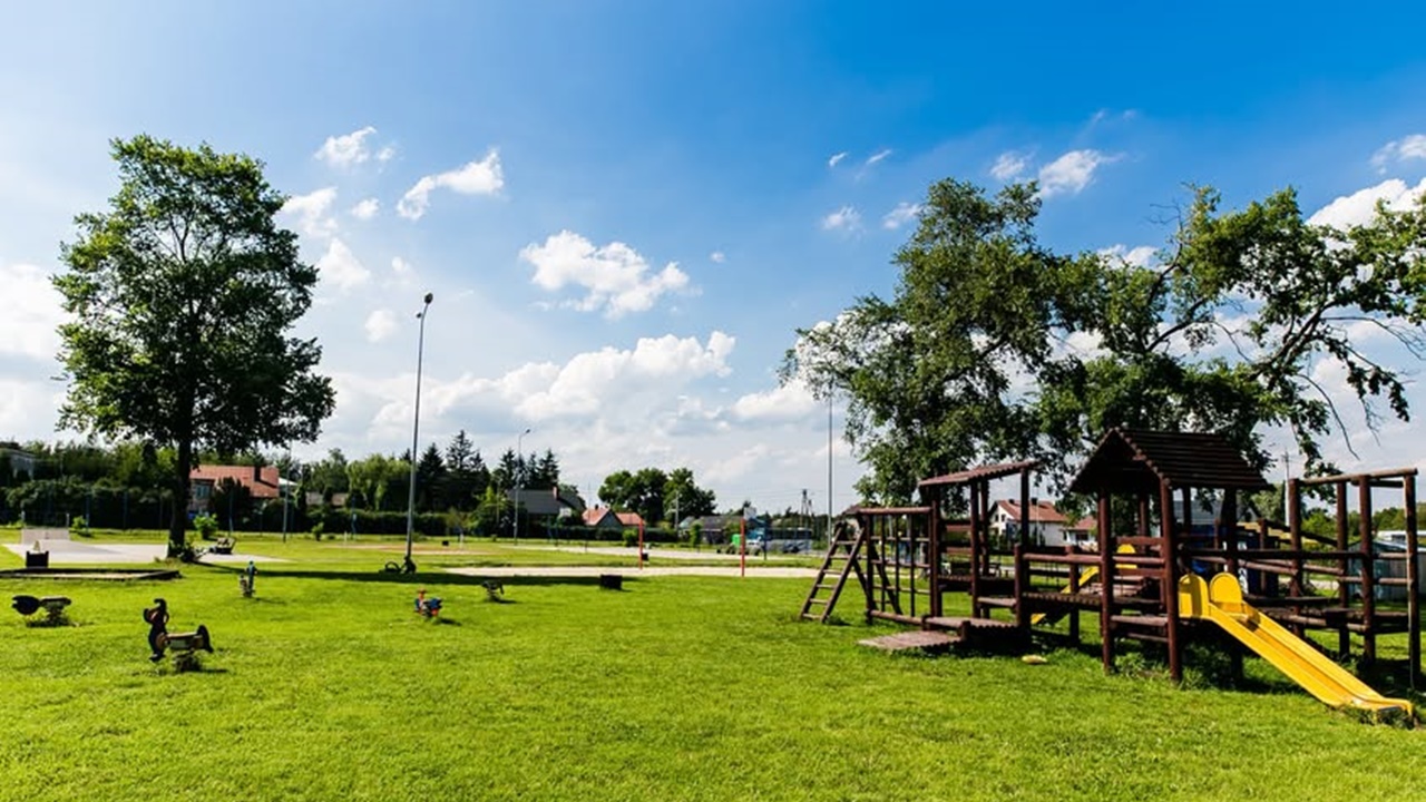 Skatepark i plac zabaw w Starych Pieścirogach z nowym wyposażeniem. Jest 81,5 tys. zł dofinansowania