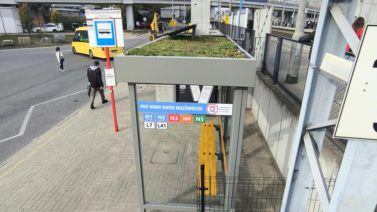 Nowe wiaty przystankowe pojawiają się w Nowym Dworze Mazowieckim. Jedna z nich ma zielony dach i instalację solarną
